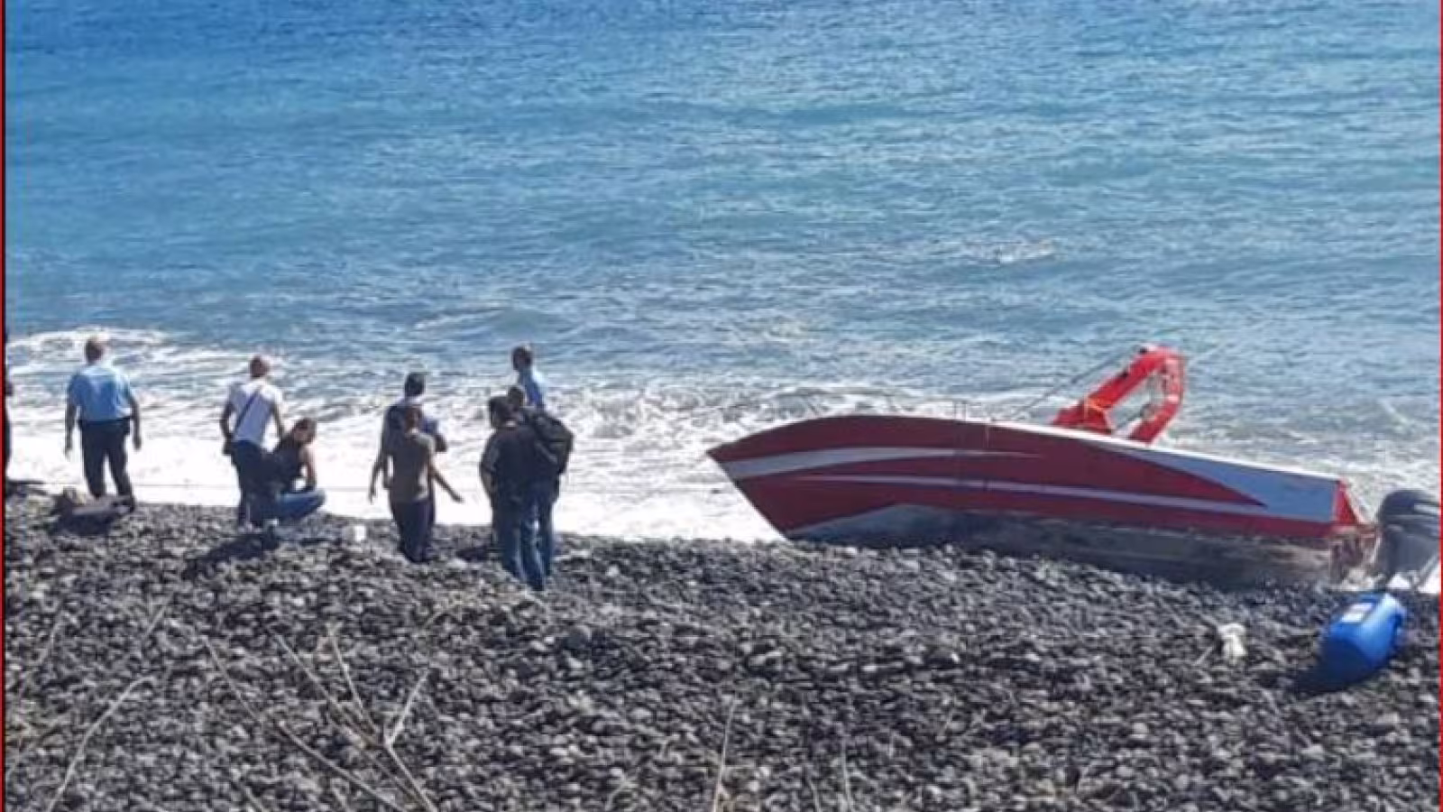 Ile de la Réunion : un bateau s’échoue sur une plage de galets, sans équipage