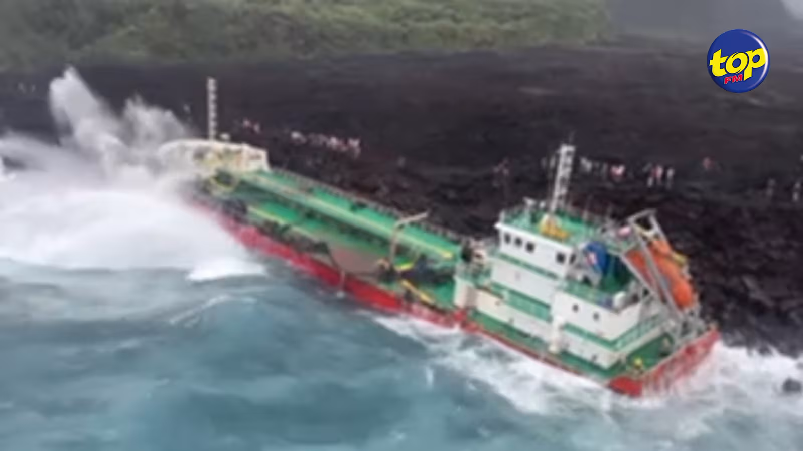 Naufrage du TrestaStar : Des badauds grimpent à bord du navire alors que celui-ci menace de se briser en deux