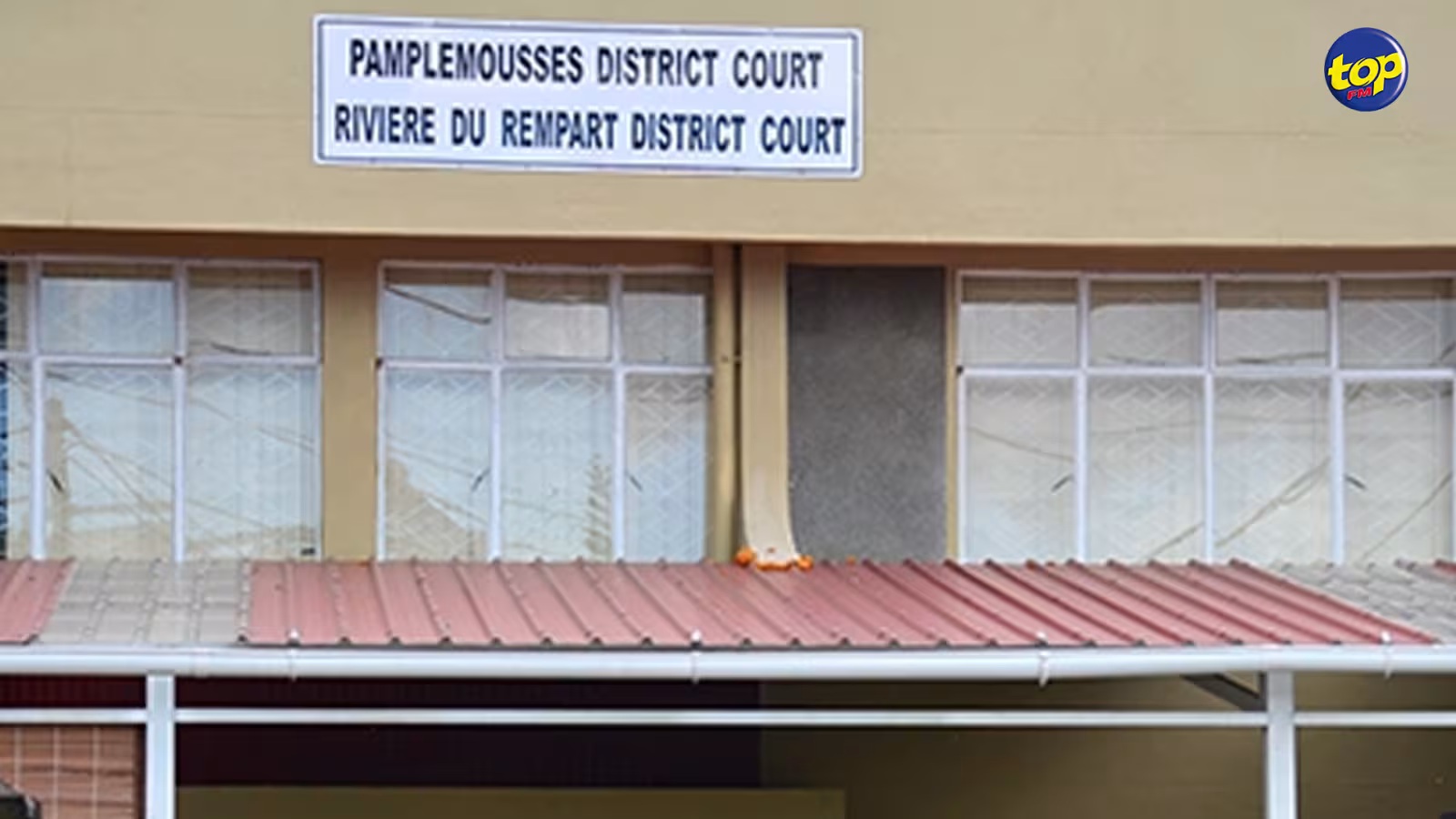 Au tribunal de Rivière du Rempart : arrêté suite à des plaintes pour maltraitance envers une personne âgée et rogue and vagabond, un policier obtient la liberté conditionnelle