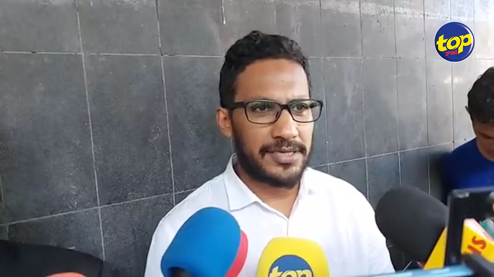 Images montrant un individu aux côtés du véhicule de Vimen Sabapati : selon certaines sources, il s’agirait d’un policier qui était en train de poser un traceur GPS sous son Ford Raptor