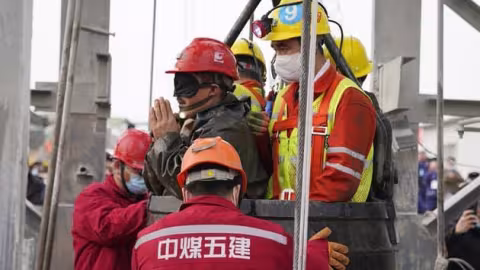 Chine : onze mineurs, bloqués sous terre depuis 2 semaines ont été secourus