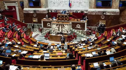 Accroc à la liberté fondamentale : l’état d’urgence sanitaire prolongé en France