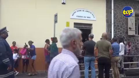 Ils sont allés récupérer leurs enfants après l’émission de l’avis de fortes pluies hier : certains parents insistent sur la sécurité, mais s’inquiètent du retard sur le programme