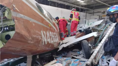 Trois morts dans le crash d’un avion sur un supermarché au Mexique