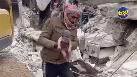 Un véritable miracle après le séisme en Syrie : un bébé encore relié par le cordon ombilical à sa mère découvert vivant dans les décombres d’une maison de Jandairis, une localité de Syrie durement touchée par le séisme de lundi, les secouristes ont découvert un bébé vivant, encore relié par le cordon ombilical à sa mère décédée