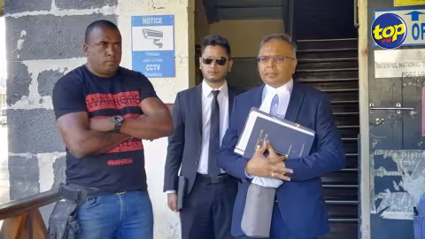 Gestions jugée catastrophique de la marée noire,  Bruneau Laurette se trouve actuellement au CCID en compagnie de son homme de loi, Me Sanjeev Teeluckdharry.