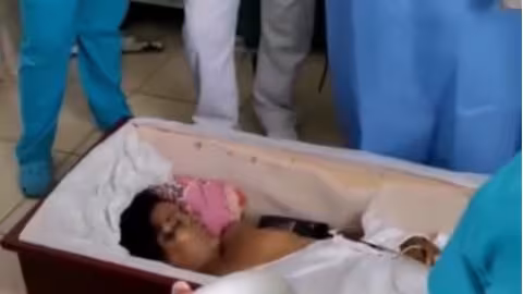 Une femme frappe de l’intérieur d’un cercueil pour dire qu’elle est vivante lors de ses funérailles