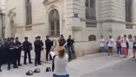 France : La police applaudit ceux qui manifestent contre l’obligation vaccinale