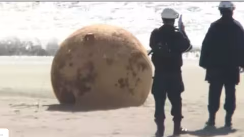 Une mystérieuse boule de fer s’échoue sur les côtes japonaises