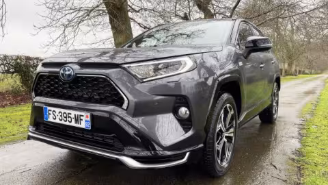 Essai Toyota RAV4 PHEV – 100 km avec une goutte d’essence ! (hybride rechargeable)