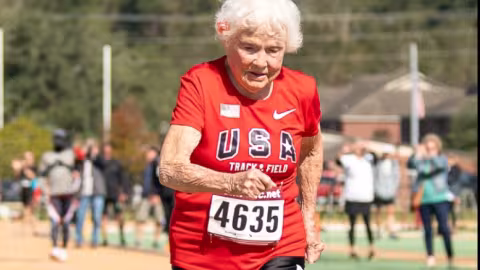 À 107 ans, Julia Hawkins court toujours et révèle les TOP 5 de ses aliments anti-âge qu’elle consomme