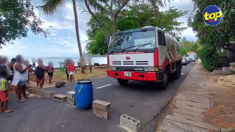Les robinets à sec au Morne : des habitants manifestent leur colère et bloquent la rue avec des rochers