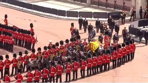 Émouvante procession du cercueil d’Elizabeth de Buckingham à Whitehall
