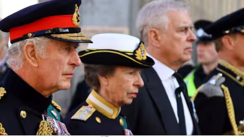 Le prince Andrew chahuté lors du cortège funèbre de la reine : le chahuteur expulsé de force