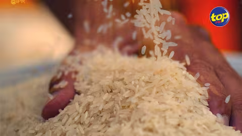 File d’attente de 3 heures pour 2 sachets de riz, stockage illégale ou encore le riz ration vendu plus cher.  Constat des auditeurs de Top FM dans l’émission Leve Moris samedi matin