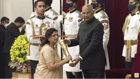 Lady Sarojini récupère le Padma Vibhushan de Sir Anerood Jugnauth – Vidéo