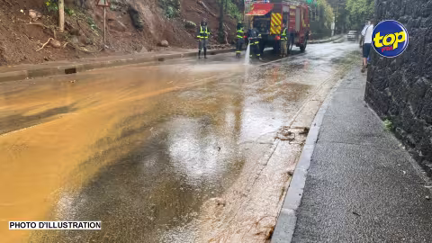 En raison du mauvais temps : Des barrières en plastique sur la route à Souillac