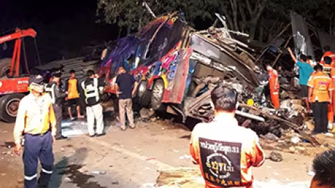 Tragédie en Thaïlande : un accident d'autobus fait 18 morts  Ce tragique accident de bus en Thaïlande a provoqué une onde de choc, appelant à des réformes urgentes en matière de sécurité routière.    Un drame bouleversant a frappé la Thaïlande lorsque, da