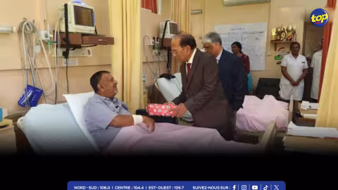 Patient Day : Anil Baichoo offre des cadeaux aux patients de l’hôpital de Rose Belle