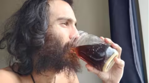 Il se guérit en buvant son urine tous les jours
