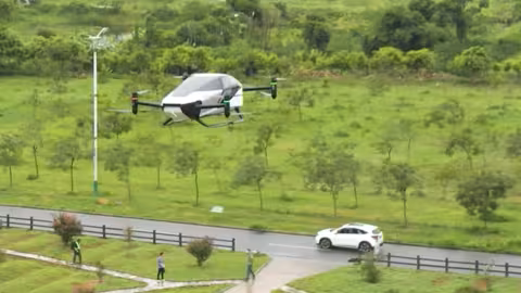 Une voiture volante testée à Dubaï hier avec une vitesse maximale de 130 km/h