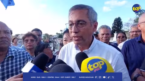 Manifestation de l’opposition parlementaire aussi ce vendredi : « Je me suis habillé en noir aujourd’hui car nous assistons aux funérailles de la démocratie », s’indigne Xavier-Luc Duval
