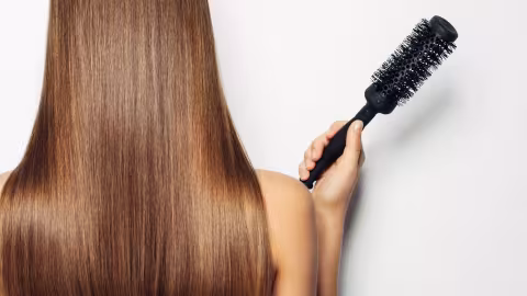 L’habitude à prendre: la bonne technique de brossage de cheveux.