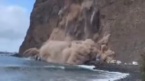 Miracle aux îles Canaries : un spectaculaire glissement de terrain ensevelit plusieurs camping-cars, aucun blessé à déplorer