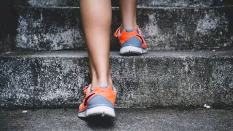 Monter les escaliers sur la pointes des pieds pour garder la forme