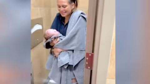 Elle accouche dans les toilettes d’une station-service