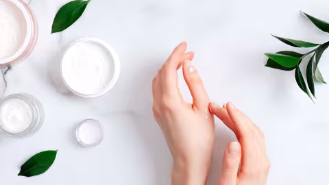 Comment prendre soin de ses mains abîmées par le gel hydroalcoolique