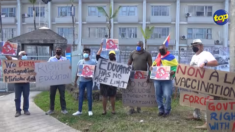 Manifestation devant la MITD House ce matin : Élèves, parents, enseignants et activistes réclament la démission de la ministre de l’Éducation