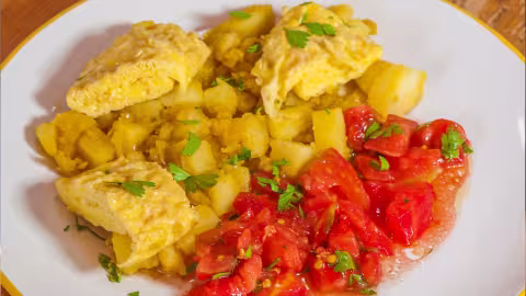 Omelette roulée aux herbes et tomates