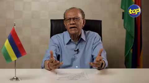 73e anniversaire de l’indépendance de l’Inde: conversation entre le speaker, Sooroojdev Phokeer tout sourire et le leader du parti travailliste, le Dr Navin Ramgoolam hier, lui très sérieux en compagnie d’autres membres du PTR.