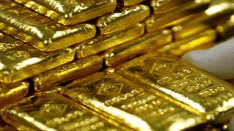 Le prix de l’or a atteint un nouveau niveau record, en enregistrant une hausse de 1,6 %, clôturant à 2 089,70 dollars américains l’once, le vendredi dernier, dépassant ainsi le précédent record établi en août 2020